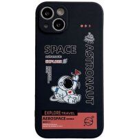 Maska od mekane plastike astronaut za iPhone 13 Pro - crni