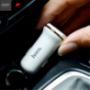 HOCO punjač za automobil s dva USB ulaza + lightning konektor za Apple iPhone / iPad / iPod - bijela